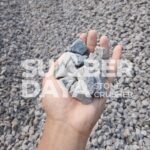 Tumpukan batu split Jombang dari Sumber Daya Stone Crusher untuk material konstruksi jalan dan pondasi.
